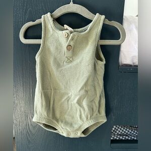 Quincy Mae kids romper size 3-6m